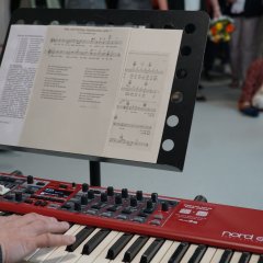 Notenständer und Hände auf dem Piano