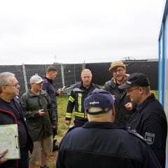 Feuerwehr, Bauaufsicht und Veranstalter bei der Abnahme des Campingplatzes