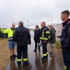 Bauaufsicht und Feuerwehr sprechen über die Sicherheit auf dem Campingplatz des Festivals