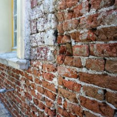 Detailansicht des zugemauerten Fensters