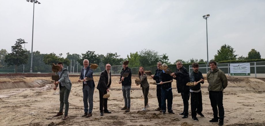 Griffen trotz Regen motiviert zum Spaten: Bürgermeister Stephan Muckel, Erster Beigeordneter Dr. Hans-Heiner Gotzen, Technischer Beigeordneter Ansgar Lurweg, Frank Klömpges (GaLaBau Frissen & Zohren), Anja Minkenberg (Leiterin Baubetriebs- und Grünflächenamt), Ralf Schwarzenberg (Leiter Amt für Kinder, Jugend, Familie und Soziales), Daniel Schreitmüller (Planungsbüro Landskate), Michael Kutz (Vorsitz Jugendhilfeausschuss) sowie David Zieten und Sebastian Birx aus den Reihen der an der Planung beteiligten Skater*innen (von links).