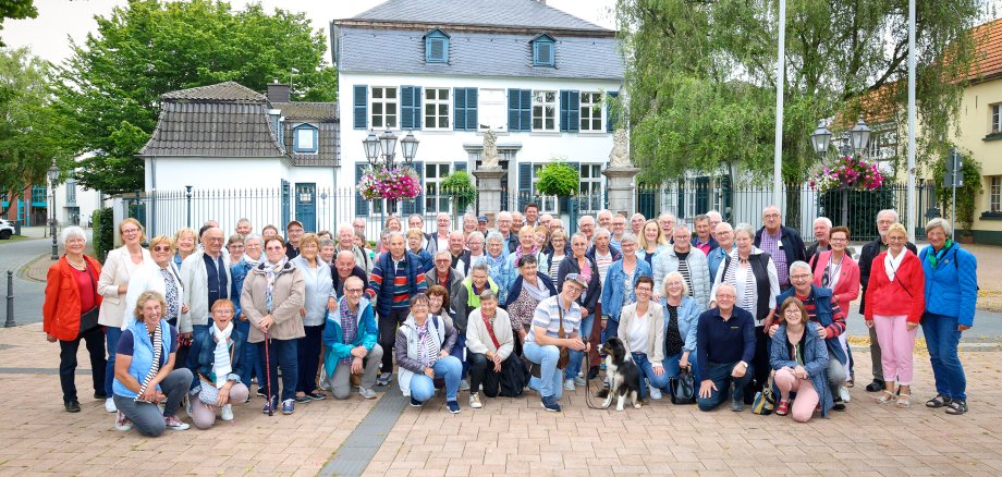 Gruppenfoto vor Haus Spiess