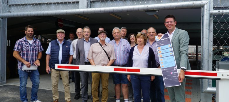 Vertretungen aus Rat und Verwaltung sowie von den beteiligten Firmen waren zur Eröffnung der Mobilstation an der Ostpromenade gekommen.