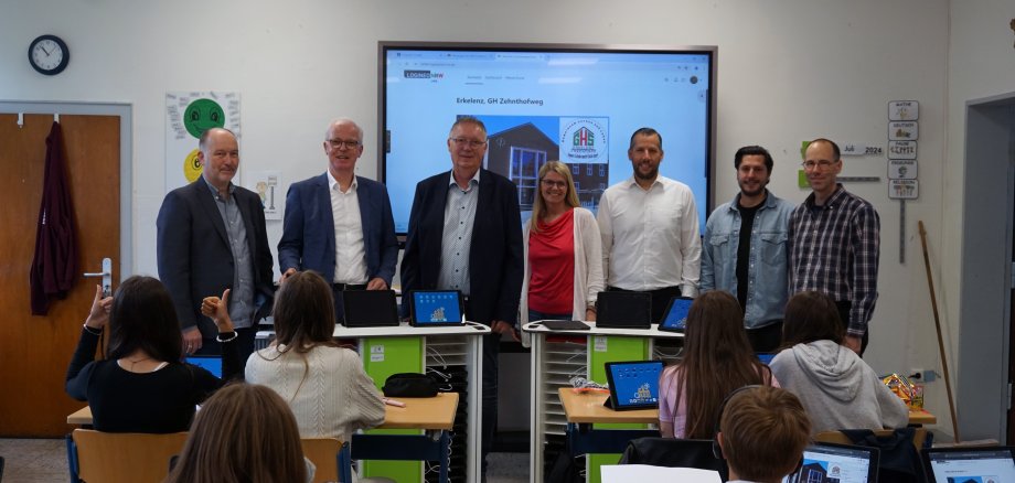 Gruppenfoto mit Tablets in einem Klassenraum