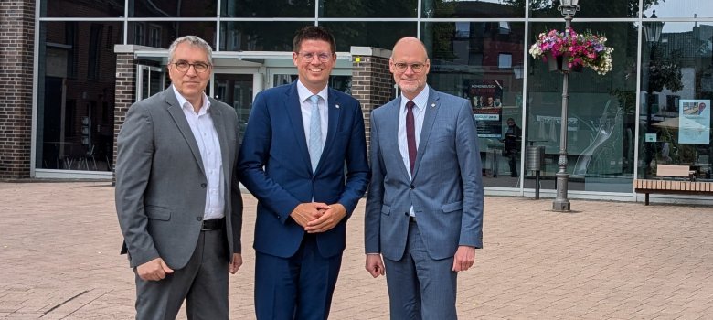 v.l.n.r.: Jürgen Frantzen, Bürgermeister der Landgemeinde Titz und Vorsitzender der Bezirks-AG Köln; Bürgermeister Stephan Muckel; Christof Sommer, Hauptgeschäftsführer des Städte- und Gemeindebundes NRW