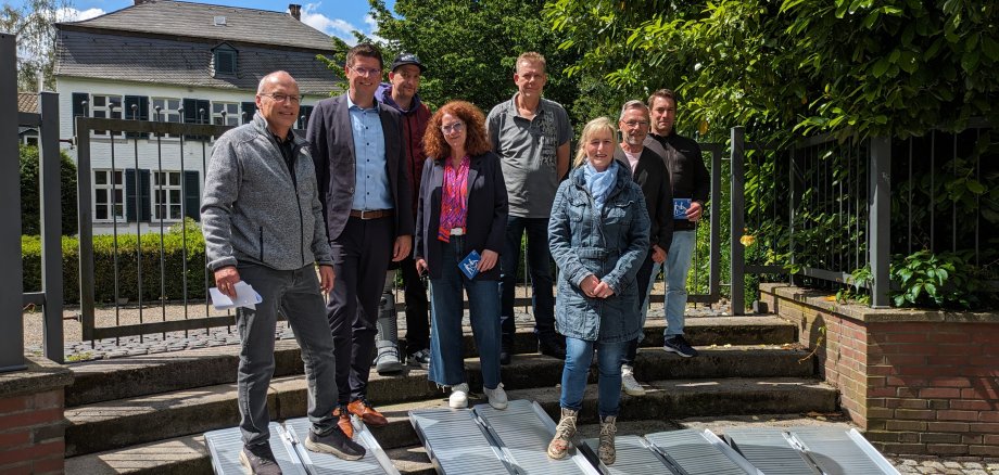 Von links nach rechts:  Andreas Ullmann (ehrenamtlicher Behindertenbeauftragter), Bürgermeister Stephan Muckel, Dennis Gang (Copy Garden), Andrea Funk (Funk), Jür-gen Giese (Bier & Caféhaus), Karin Masuch (Stadtmarketing), Stefan Herzog (Jaegers & Klingenhäger) und Simon Pietras (Copygarden) bei der offiziellen Übergabe der sieben neuen Rollstuhlrampen.