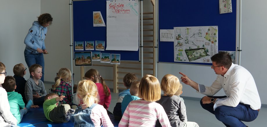 Bürgermeister mit Kindern im Gespräch