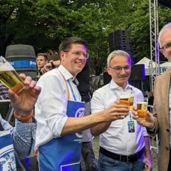 Bürgermeister Stephan Muckel stößt mit Bundestagsabgeordnetem Wilfried Oellers und Thomas Giessing, Vorstandsvorsitzender der Kreissparkasse Heinsberg, an.