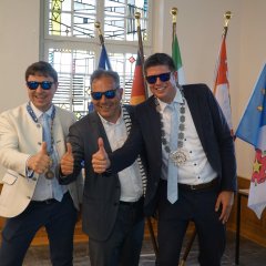 Bürgermeister Jürgen Heckel aus Bad Windsheim, Bürgermeister David Juquin aus Saint-James und der Erkelenzer Bürgermeister Stephan Muckel mit Sonnenbrillen.