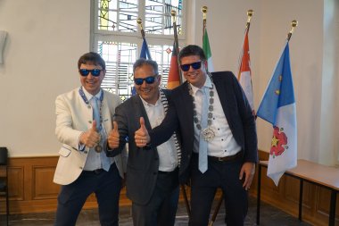 Bürgermeister Jürgen Heckel aus Bad Windsheim, Bürgermeister David Juquin aus Saint-James und der Erkelenzer Bürgermeister Stephan Muckel mit Sonnenbrillen.