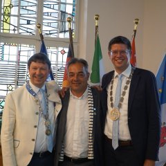Bürgermeister Jürgen Heckel aus Bad Windsheim, Bürgermeister David Juquin aus Saint-James und der Erkelenzer Bürgermeister Stephan Muckel.