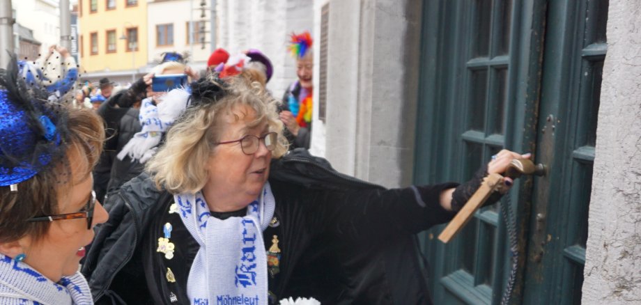 Möhnen mit Rammbock am Alten Rathaus