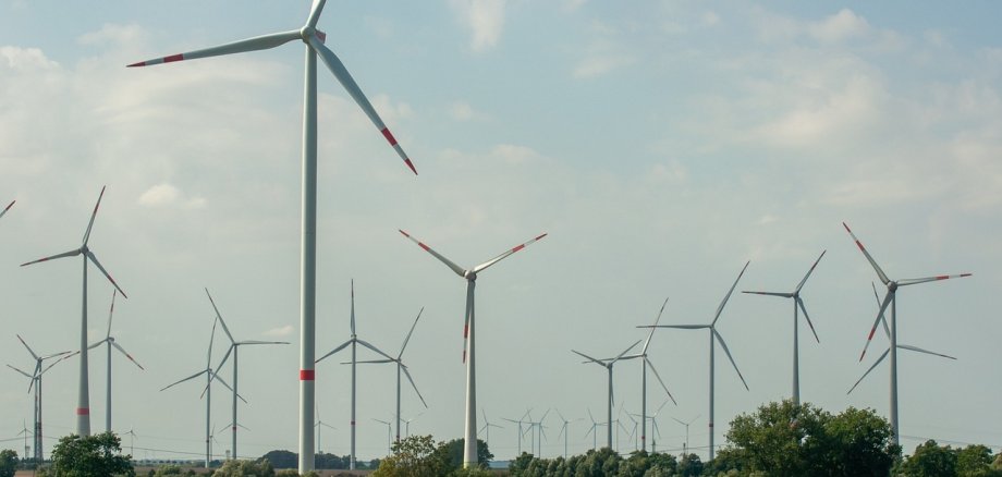 Windräder auf freiem Feld