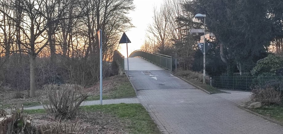 Bürgermeister und Technischer Beigeordneter auf einem Feldweg