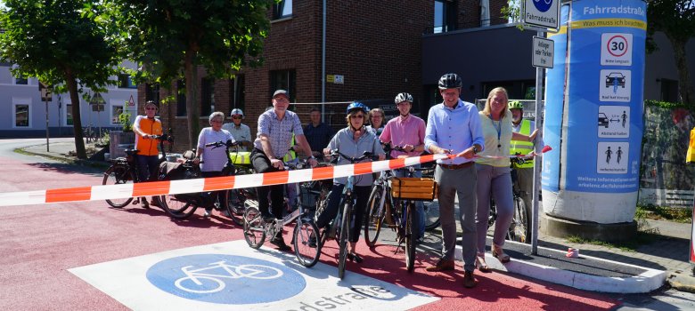 Vertretungen aus Politik, Vereinen und Verwaltung kamen zur offiziellen Eröffnung der Fahrradstraße und erradelten diese anschließend gemeinsam mit Bürgermeister Stephan Muckel.