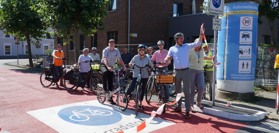 Vertretungen aus Politik, Vereinen und Verwaltung kamen zur offiziellen Eröffnung der Fahrradstraße und erradelten diese anschließend gemeinsam mit Bürgermeister Stephan Muckel.