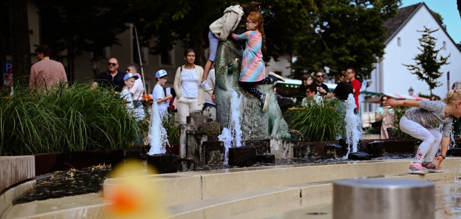 Kinder spielen auf dem Franziskanerplatz