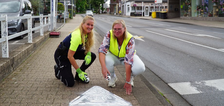 Tanja Eckers, Verkehrssicherheitsberaterin im Kreis Heinsberg (links) und Mobilitätsmanagerin Nicole Stoffels von der Stadt Erkelenz.