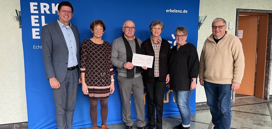 Gruppenfoto mit Vereinsmitgliedern und dem Bürgermeister