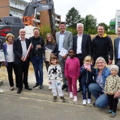 Beteiligte aus Rathaus und Politik sowie dem Architekturbüro füllten gemeinsam mit Kita-Kindern eine Zeitkapsel, die Bürgermeister Stephan Muckel zusammen mit dem Grundstein in der Erde vergrub.