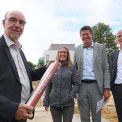 Von links: Technischer Beigeordneter Ansgar Lurweg, Architektin Saskia Pauli, Bürgermeister Stephan Muckel und Erster Beigeordneter Dr. Hans-Heiner Gotzen