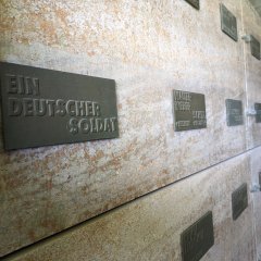 "Ein deutscher Soldat" steht auf einer von 12.000 Gedenkplatten auf dem deutschen Soldatenfriedhof.