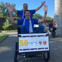 Bürgermeister Stephan Muckel brachte ein Lastenrad als Geschenk mit