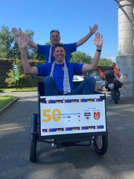 Bürgermeister Stephan Muckel brachte ein Lastenrad als Geschenk mit