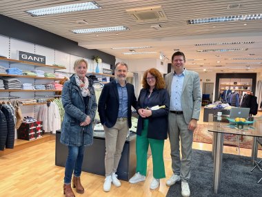 Bürgermeister Stephan Muckel (rechts) und Karin Masuch vom Stadtmarketing (links) beglückwünschten die Eheleute Andrea und Armin Funk zu Eröffnung ihres zweiten Geschäftes in der Erkelenzer Innenstadt.