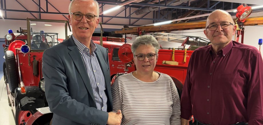 Gruppenfoto alter und neuer Vorstand Rheinisches Feuerwehrmuseum mit Feuerschutzdezernent