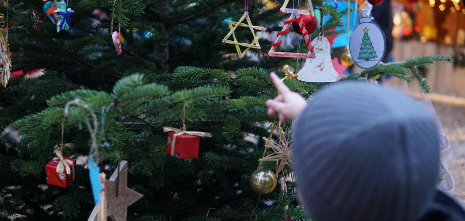 Weihnachtsbaumschmücken im Erkelenzer Adventsdorf