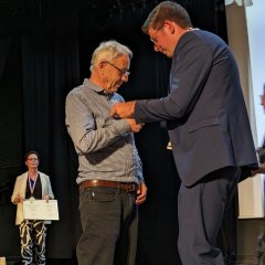 Fernand Favre erhielt die Ehrennadel von Bürgermeister Stephan Muckel.